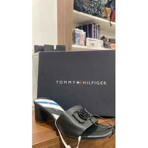TH LEATHER BRANDING HEEL SANDAL BLACK
