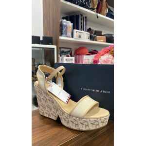 TH RAFFIA HIHGH WEDGE SANDAL MONOGRAM ECRU