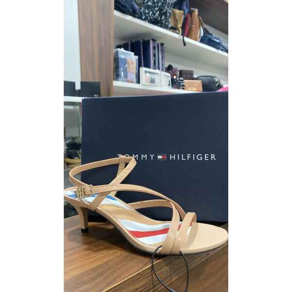 TH FEMINIE STRAPPY HEEL SANDAL SANDRIFT