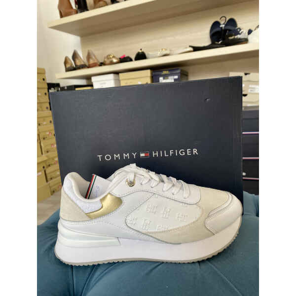 TH TRAINERS WOMAN ELEVATED EMBOSE RUNNER GOLD