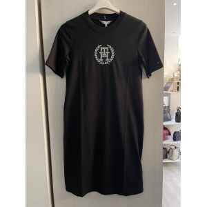 TH BLACK TSHIRT DRESS ROUND LOGO WHITE