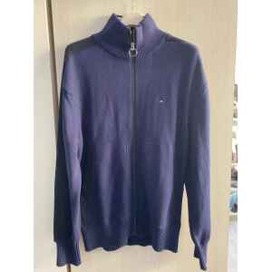 TH MEN TOP POLO NECK ZIP BLUE BACK DETAIL
