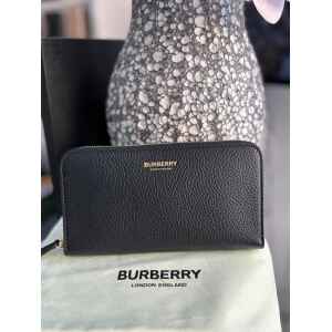 BURBERRY PURSE BLACK PLAIN GOLD LETTERS