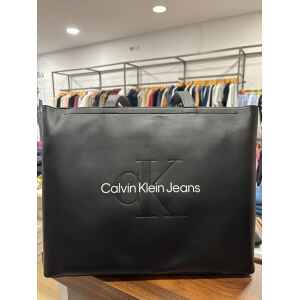 CK SCULPTED SLIM TOTE34 MONO BLACK