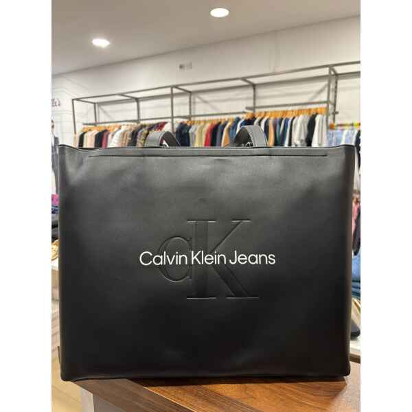 CK SCULPTED SLIM TOTE34 MONO BLACK