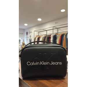 CK SCULPTED CAMERA BAG BLACK WHITE LOGO