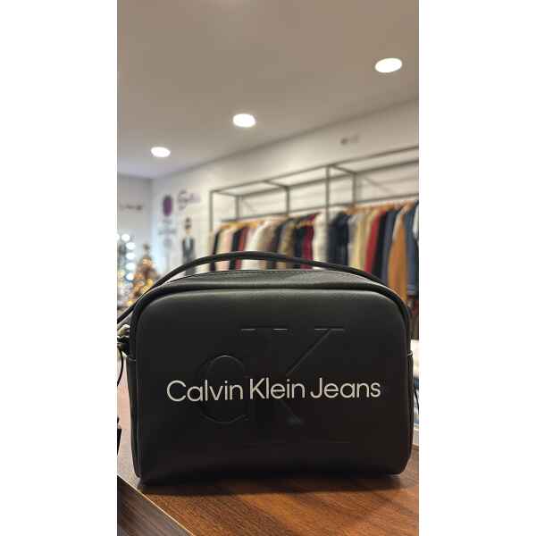 CK SCULPTED CAMERA BAG BLACK WHITE LOGO
