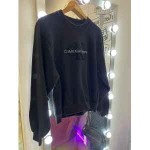 CK BLACK SWEATER SMALL LOGO WHITE LETTERS