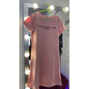 TH LIGHT PINK DRESS BLUE LOGO