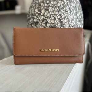 MK PURSE TRIFOLD FLAP TAN